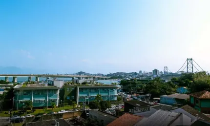 Prédio comercial/residencial com rentabilidade mensal e vista para o mar à venda no centro de florianópolis.