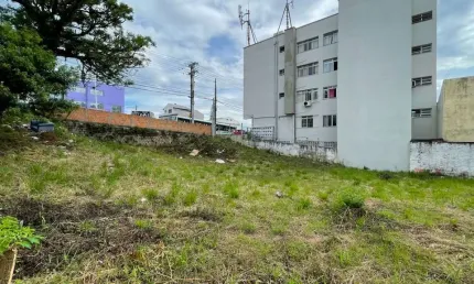 Terreno com viabilidade para construção, de frente para avenida em Capoeiras - Á venda em Florianópolis