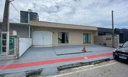 Casa com viabilidade comercial e residencial com 3 quartos, edícula com churrasqueira e 5 vagas em São José.
