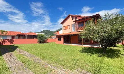3 quartos sendo 1 suíte, 4 vagas e amplo quintal na praia da Armação - Á venda em Florianópolis