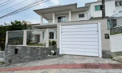 Semi mobiliado, 3 quartos, sendo 1 suíte e 2 vagas em Forquilhas - Á venda em São José
