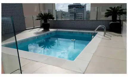 Andar alto, terraço com piscina privativa, vista parcial mar, espaço gourmet, 2 suítes e 2 vagas à venda em florianópolis.