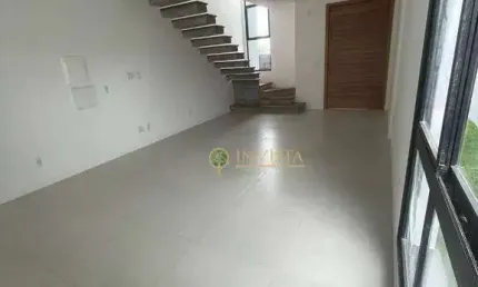 Área externa com churrasqueira, 3 quartos e 1 vaga à venda no Carianos próximo ao Estádio do Avaí.