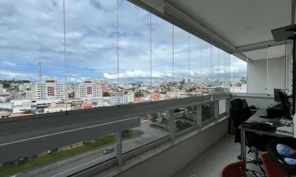 Sacada com churrasqueira, semi mobiliado, andar alto e 1 vaga livre no estreito em florianópolis.