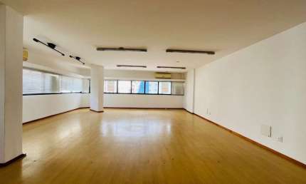 À venda | Sala comercial com 107m² e 1 vaga de garagem - Centro em Florianópolis.