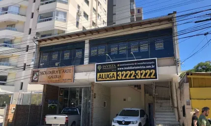 Sala (sobreloja) comercial com 300m² de área privativa localizada na av. hercílio luz.