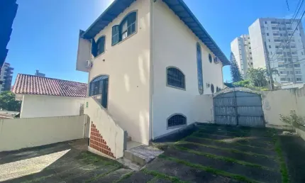 Próximo ao beiramar shopping, 2 pavimentos e 4 quartos - à venda.
