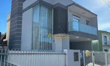 Mobiliada, 3 quartos sendo 1 suíte e 3 vagas na Praia Comprida - À venda em São José