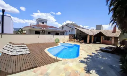 Semi mobiliada, 4 quartos sendo 2 suítes e área de lazer completa no João Paulo - À venda em Florianópolis