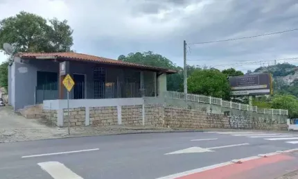 À venda | Localizada em ponto estratégico, 767 m², próxima da UFSC - Saco dos Limões, em Florianópolis.
