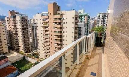 Duplex com vista parcial mar, terraço com churrasqueira, 2 suítes e 2 vagas à venda no Centro de Florianópolis.