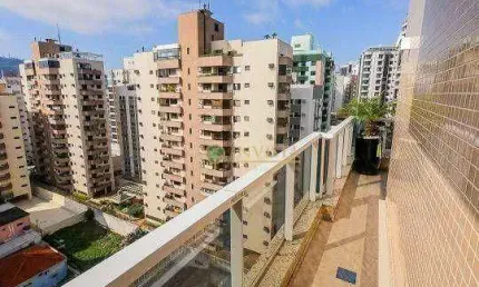 Duplex com vista parcial mar, terraço com churrasqueira, 2 suítes e 2 vagas à venda no Centro de Florianópolis.