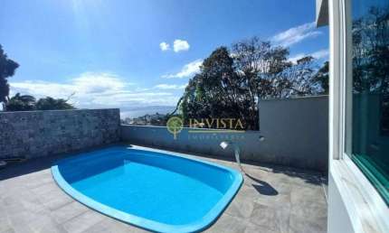 Terraço com vista mar, piscina e espaço gourmet, 4 suítes e 6 vagas para locação no Centro de Florianópolis.