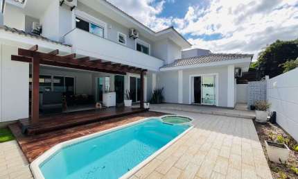 Em condomínio fechado com espaço gourmet, área de piscina, 4 quartos e 2 vagas à venda na Vargem Pequena.