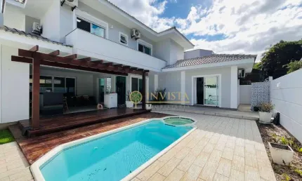 Em condomínio fechado com espaço gourmet, área de piscina, 4 quartos e 2 vagas à venda na Vargem Pequena.