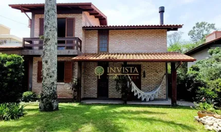 Área externa com piscina, lareira e 3 quartos à venda na Praia do Campeche.