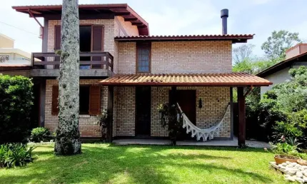 Área externa com piscina, lareira e 3 quartos à venda na Praia do Campeche.
