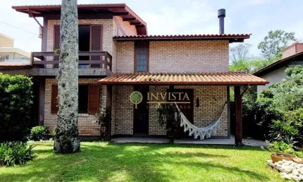 Área externa com piscina, lareira e 3 quartos à venda na praia do campeche.