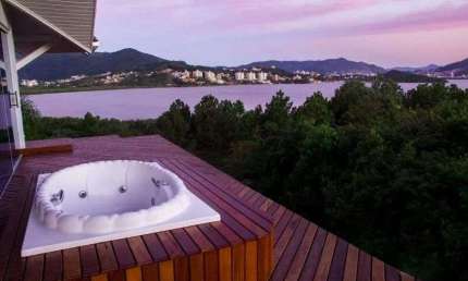 Alto padrão, hidromassagem com vista permanente para o Mar, 7 quartos, piscina com deck e 4 vagas - À venda em Cacupé.