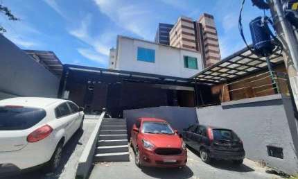 Casa comercial semi mobiliada com 3 salas, recepção e 3 vagas no Centro - Locação em Florianópolis