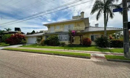 Semi mobiliada com 5 quartos e 3 vagas em jurerê internacional - à venda em florianópolis.