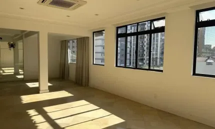Viabilidade comercial e residencial, 4 quartos, elevador e 2 vagas - Locação no Centro de Florianópolis.