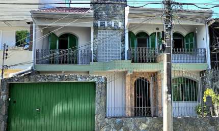 4 quartos, sendo 1 suíte, amplo quintal e 2 vagas no Balneário do Estreito - À venda em Florianópolis