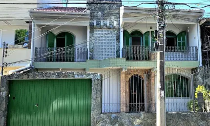 À venda | 180 m², 4 quartos, sendo 1 suíte, amplo quintal e 2 vagas - Balneário do Estreito, em Florianópolis.