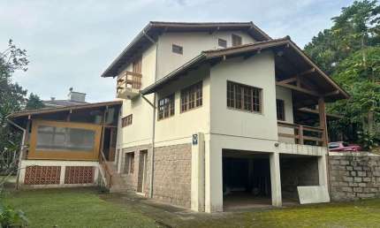 Exclusivo - Casa com caseiro, amplo quintal e espaço de festa com churrasqueira para locação em Santo Antônio de Lisboa.