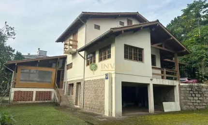 Exclusivo - Casa com caseiro, amplo quintal e espaço de festa com churrasqueira para locação em Santo Antônio de Lisboa.