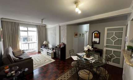 Andar alto, 2 quartos e localização privilegiada no Centro de Florianópolis.
