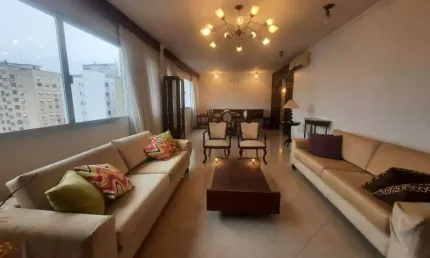 Andar alto, mobiliado com 4 quartos e 2 vagas para locação no Centro de Florianópolis.