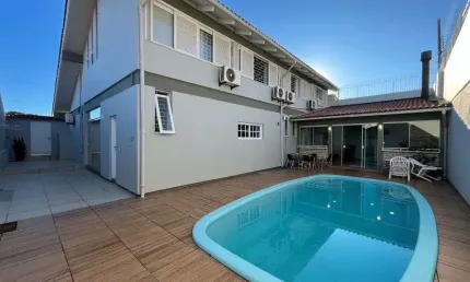 Espaço gourmet com acesso a piscina privativa, 5 quartos e 2 vagas à venda em coqueiros.