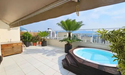 Terraço privativo com piscina e churrasqueira, 3 suítes e 4 vagas à venda próximo a UFSC.