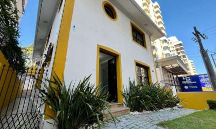 Locação | 264 m², 10 salas, 5 banheiros e 4 vagas de garagem – ao lado do Colégio Catarinense, no Centro de Florianópolis.