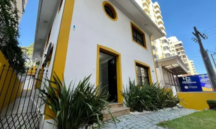 Locação | 231 m², 14 salas, 5 banheiros e 4 vagas de garagem – ao lado do Colégio Catarinense, no Centro de Florianópolis.