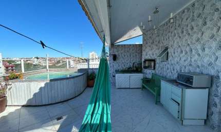 Triplex com terraço privativo, hidromassagem e 3 quartos à venda no Jardim Atlântico.