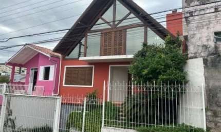 Casa com 3 quartos, terraço privativo com churrasqueira e 3 vagas para locação próximo ao Beiramar Shopping.