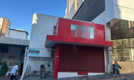 Loja comercial com 9 salas para locação no Centro de Florianópolis.