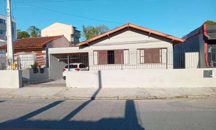 À venda | 230 m² construídos, 2 quartos, edícula e 2 vagas de garagem - Capoeiras, em Florianópolis.