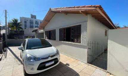 À venda | 230 m² construídos, 2 quartos, edícula e 3 vagas de garagem - Estreito, em Florianópolis.
