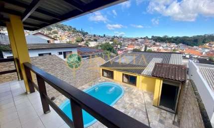 Edicula com piscina,  churrasqueira, 4 quartos e hidromassagem à venda na Agronômica.
