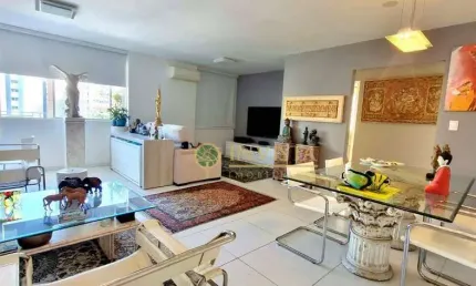 Reformado, andar alto, 3 quartos e 1 vaga de garagem à venda no centro de florianópolis.