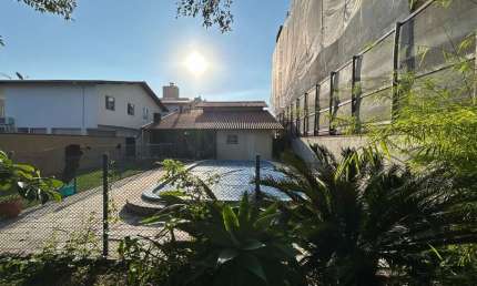 Viabilidade comercial e residencial, área externa com churrasqueira e piscina e 4 quartos à venda em Biguaçu próximo ao Colégio Educar.