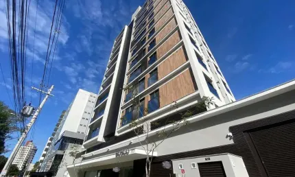 À venda | Andar alto, 2 suítes, 69 m² privativos e 2 vagas de garagem — Av. Hercílio Luz, Centro de Florianópolis.