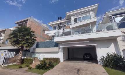 Alto padrão em condomínio fechado com 3 suítes, piscina e hidromassagem à venda no Estreito.