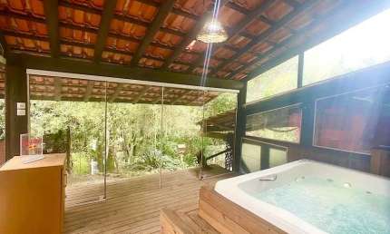 Locação | 160 m², 3 quartos, hidromassagem e área gourmet - Lagoa da Conceição, em Florianópolis.