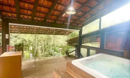 Locação | 160 m², 3 quartos, hidromassagem e área gourmet - Lagoa da Conceição, em Florianópolis.