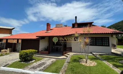 Em condomínio fechado com 3 quartos e espaço gourmet com churrasqueira à venda em Sambaqui.
