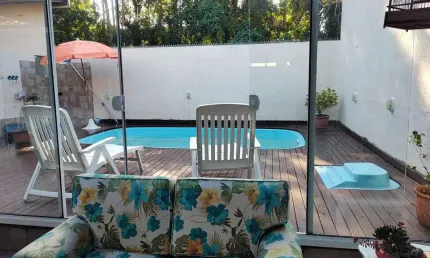 Deck com piscina, churrasqueira e 3 quartos à venda no Ribeirão da Ilha.
